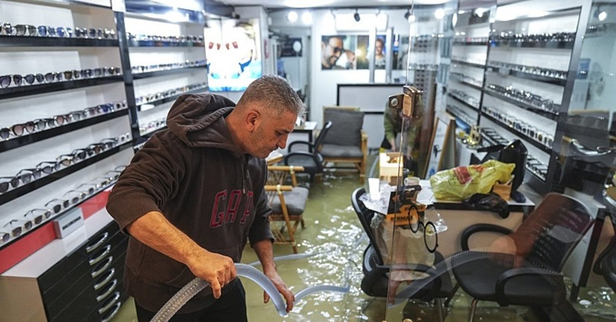 Meteoroloji uyarmıştı! Ege'de kabus dolu gece! İzmir, Muğla, Manisa, Çanakkale'de yollar göle döndü