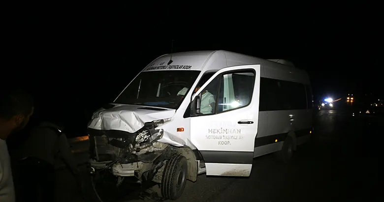 Minibüs ile otomobilin kafa kafaya çarpıştığı kazada bilanço ağır: 1 ölü, 1 yaralı!