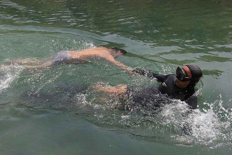 Ceset başında çay keyfi