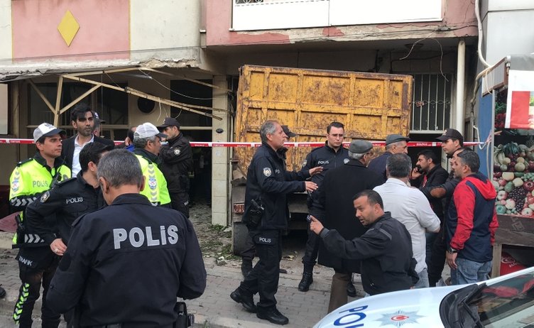 İzmir Bayraklı’da freni boşalan kamyon kahvehaneye daldı