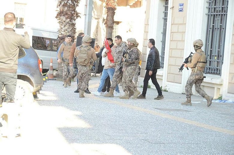 İzmir’de bir kişi İsrail bayrağını ayağının altına alıp, başına silah dayadı