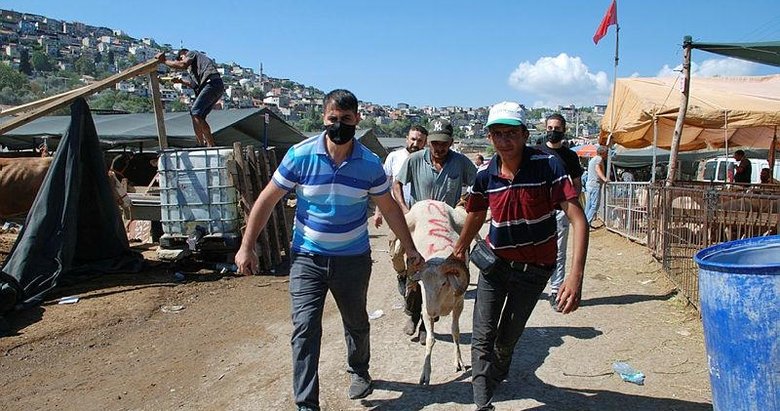 İzmirliler, kurbanlıklarını kesmek için kesim yerlerine koştu