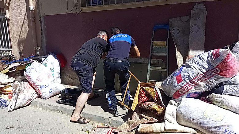 aydinda-defalarca-temizlenen-evde-yine-ayni-son-kamyonlarca-cop-cikti-1781276031887.png