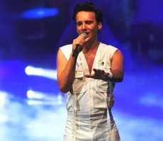 Şarkıcı Edis hakkında yakalama kararı!