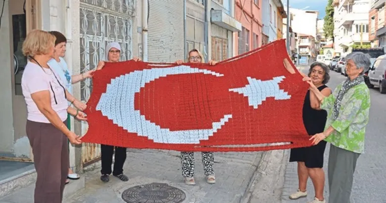 Demircili kadınlardan bayrama özel Türk Bayrağı