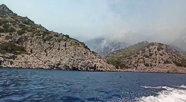 Muğla’da rüzgar yön değiştirdi! Yangın Domuz Koyu’na sıçradı
