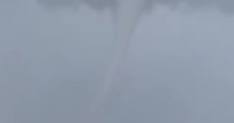 İzmir’de denizde hortum! O anlar böyle görüntülendi