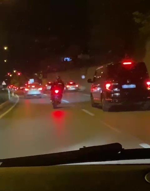 Akan trafikte akrobasi! Trafik magandası sürücülere kabusu yaşattı!