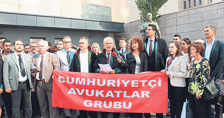Izmir Barosu Izmir Barosu Tbb Kurgusal Durusma Yarismasinda Ege Bolge Birincisi Oldu