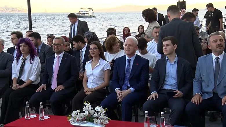 yks-sampiyonlarina-togg-hediye-edildi-1787727330803.png