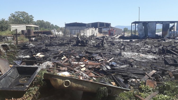 İzmir Çiğli’de, otluk alanda başlayan yangın iş yerine sıçradı