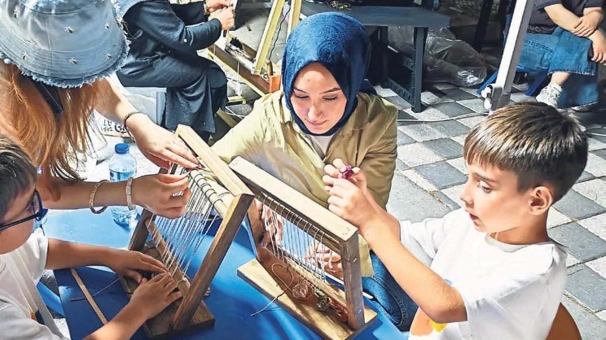 Kurtuluş Festivali’nde çocuklara ilmek ilmek halı dokuma eğitimi