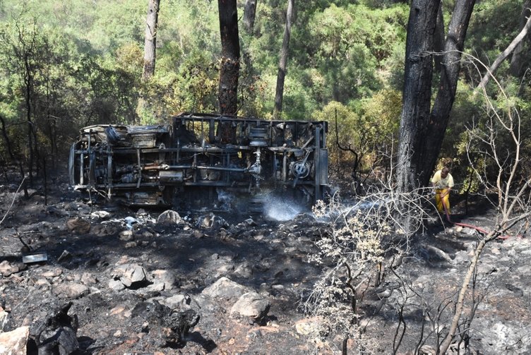 Muğla’da devrilen kamyonetteki yangın ormana sıçradı