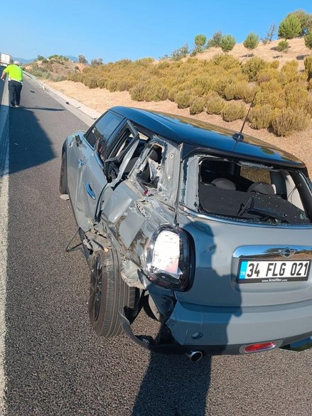 Manisa’da korkunç kaza! Emniyet şeridinde otomobilden inen sürücüye tır çarptı