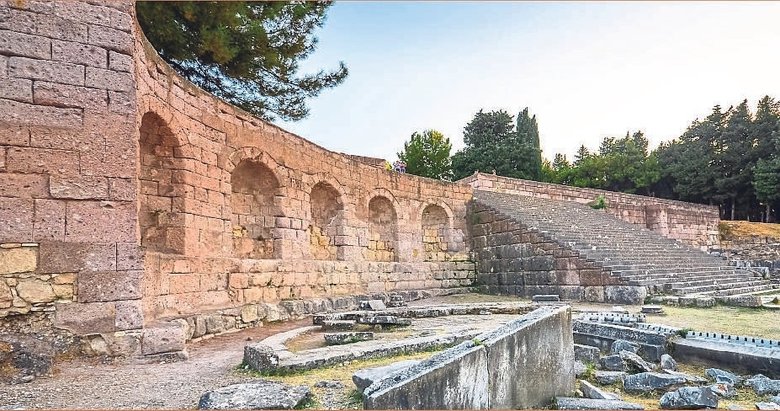 Antik şifa merkezi Pergamon Asklepionu