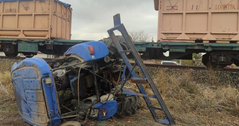 Afyon’da feci kaza! Yük treni traktöre çarptı: 1 ölü, 1 yaralı