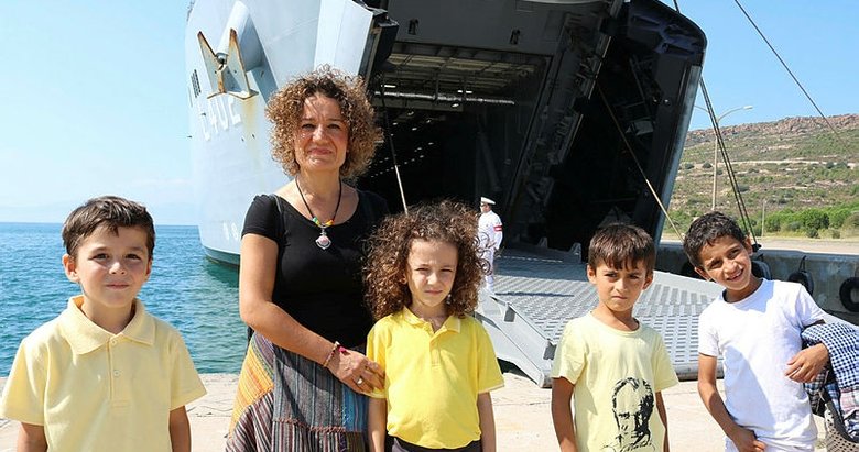 Foça’da Deniz Kuvvetleri Günü’nde savaş gemileri ziyarete açıldı
