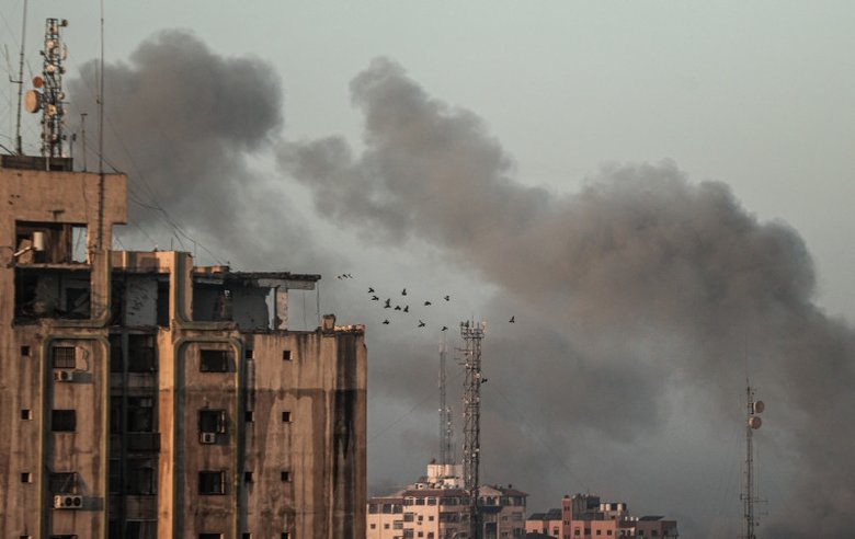 Katil İsrail, Gazze’de çocuk hastanesinin girişini vurdu