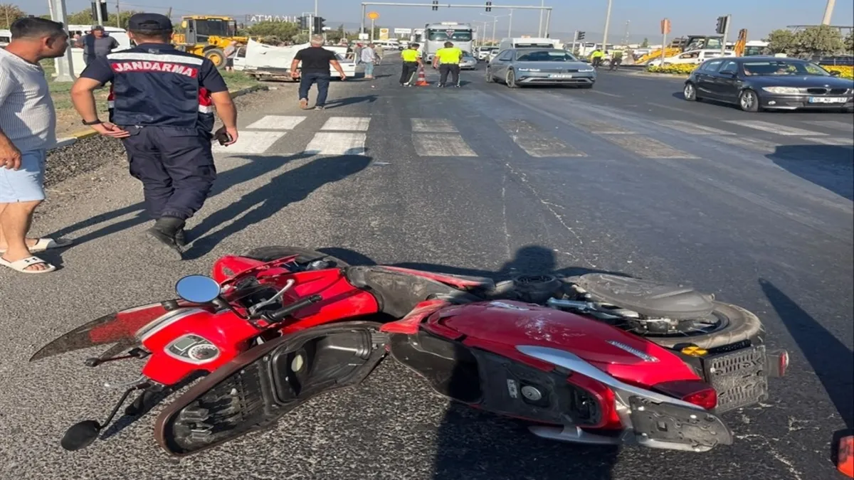 İzmir-Ankara yolunda feci kaza! Otomobil ile motosiklet çarpıştı: 4 yaralı