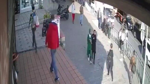 Karaköy’de başörtülü kıza saldıran kadının komşularına ve esnafa da terör estirdiği ortaya çıktı