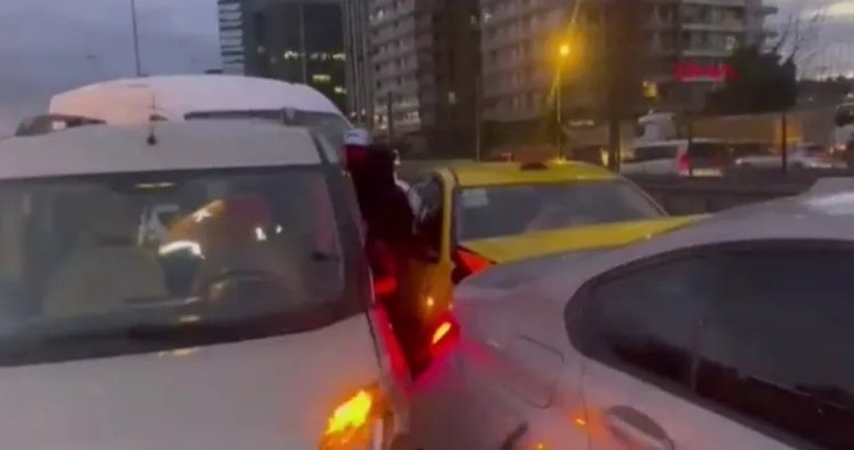 İstanbul’da zincirleme kaza: 6 araç birbirine girdi!