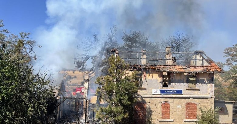 Uşak’ta tarihi tren garı alev alev yandı