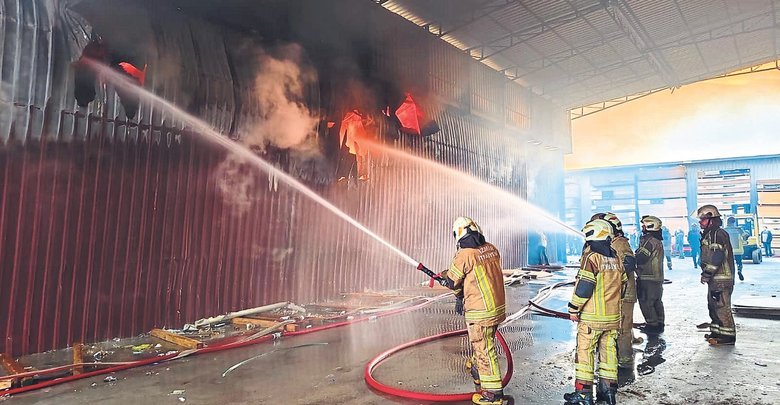 Buca’da mobilya fabrikasını alevler sardı! İş yerleri kül oldu
