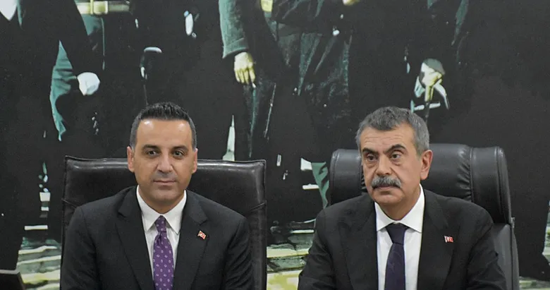 Bakan Tekin İzmir’de! Çiğli Belediye Başkanı Onur Emrah Yıldız’ı ziyaret etti