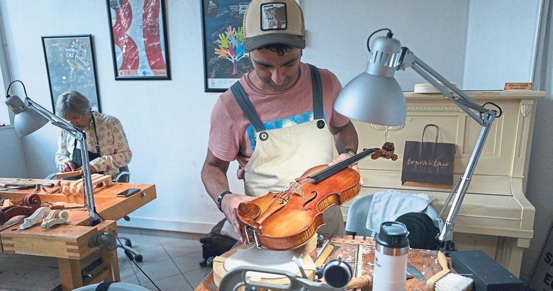 Akademisyen ve ustalar buluşup çalgı yaptı