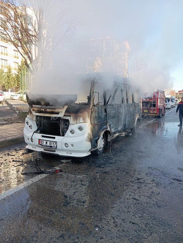 Alevler bir anda minibüsü sardı: Afyonkarahisar’da faciadan dönüldü