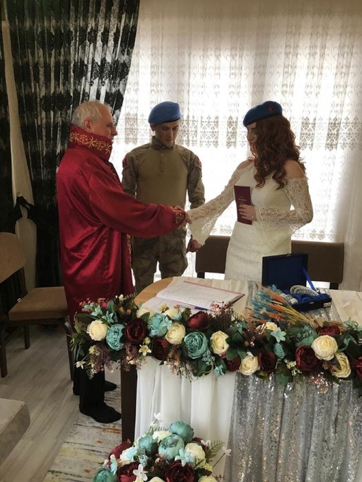 Manisa’da renkli nikah! Komando üniformasıyla evlendi
