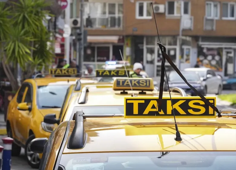 izmirde-taksi-tartismasi-buyuyor-soforler-odasindan-sert-yanit-tur-satmiyoruz-yolcu-tasiyoruz-1787122608435.png