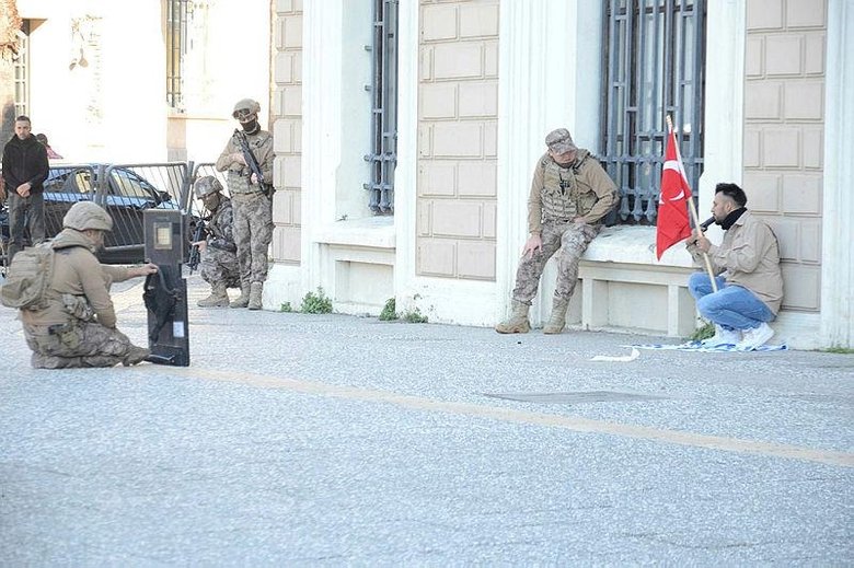 İzmir’de bir kişi İsrail bayrağını ayağının altına alıp, başına silah dayadı