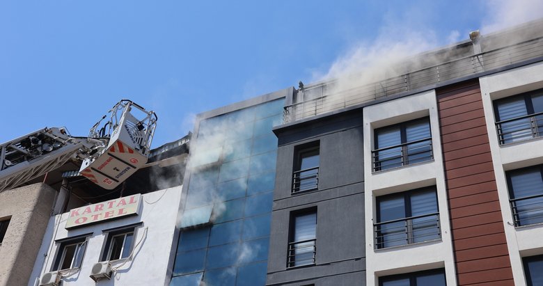 İzmir’de sendika binasından dumanlar yükseldi