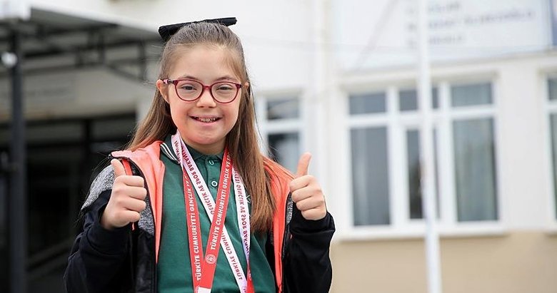 Manisa’nın gururu 12 yaşındaki Büşra! 8 ayda yüzmeyi öğrendi şampiyon oldu