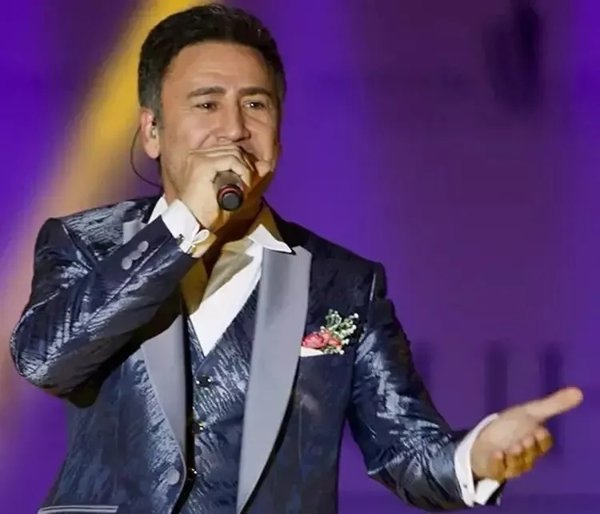 Ailesini hep kameradan uzak tutmuştu… İzzet Yıldızhan’ın eşini görenler hayran kaldı! Su gibi