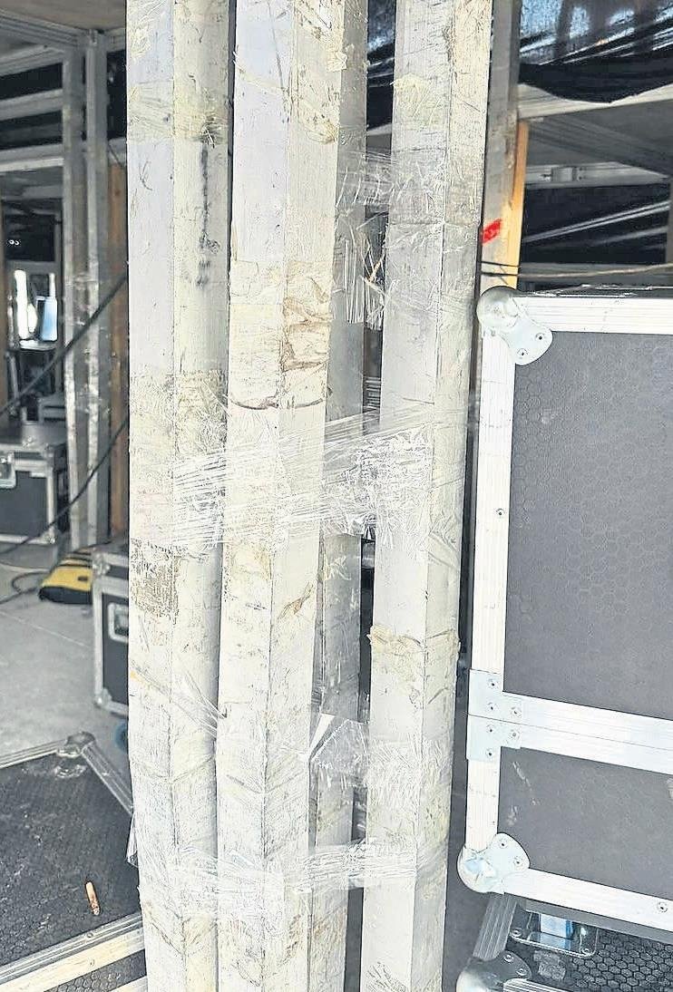 Sahnede risk gören Merve konseri terk etti