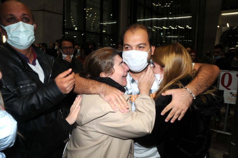Tahliye olan müzisyenler İstanbul’da aileleri tarafından gözyaşlarıyla karşılandı