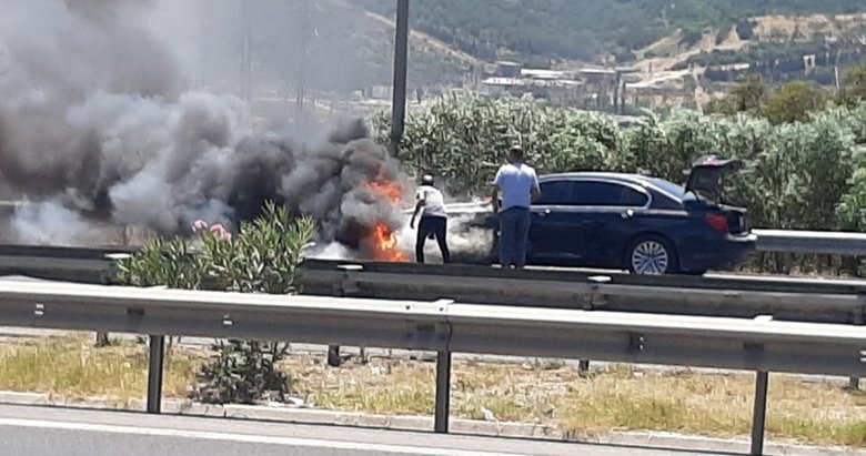 İzmir’de hareket halindeki otomobil yandı
