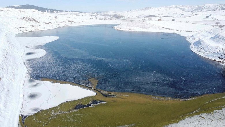 Maden sahasındaki gölet buz tuttu