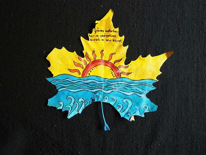 Sonbahar yapraklarını tablolara dönüştürüyor