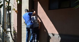 İzmir’de hamam böcekleri mahallelinin kabusu oldu: Belediye ilaçlama yapmıyor!