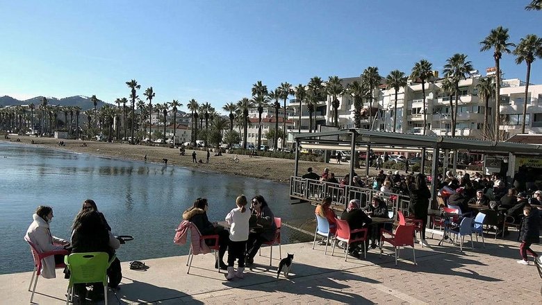 Marmaris’te sıcaklık 21 dereceyi gördü; sahiller doldu