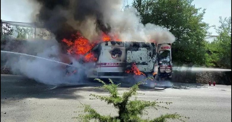 Ambulansta yangın dehşeti! İçinde hasta varken alev aldı