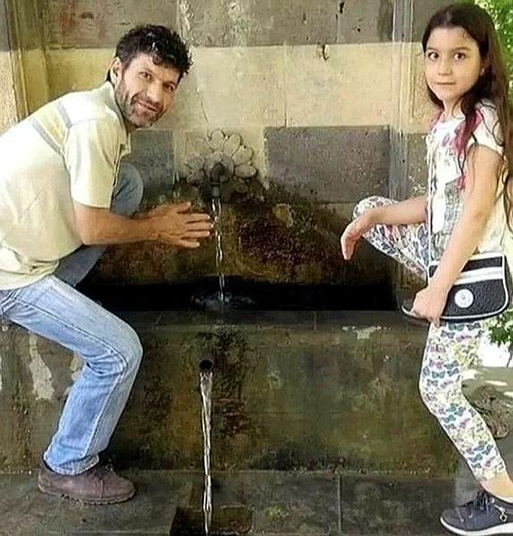 Saatlerce enkaz altında kalan kızının elini tutmuştu! Acılı baba Mesut Hançer, kızının mezarını ziyaret etti - Resim : 1