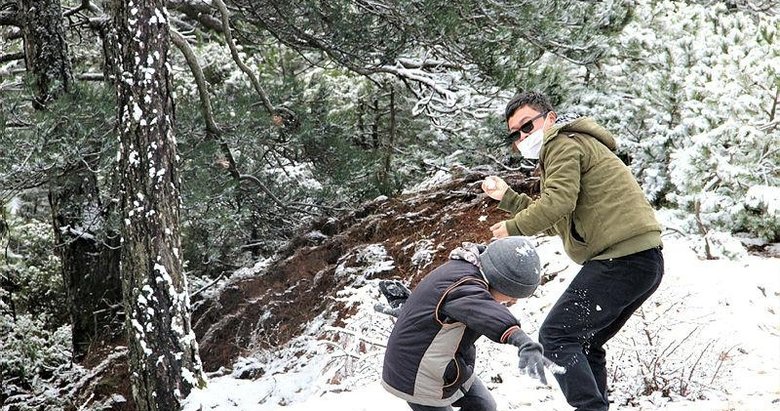 Spil’de kar keyfi yaşayan vatandaşlar: Biz İzmirliler için kar altından daha değerli