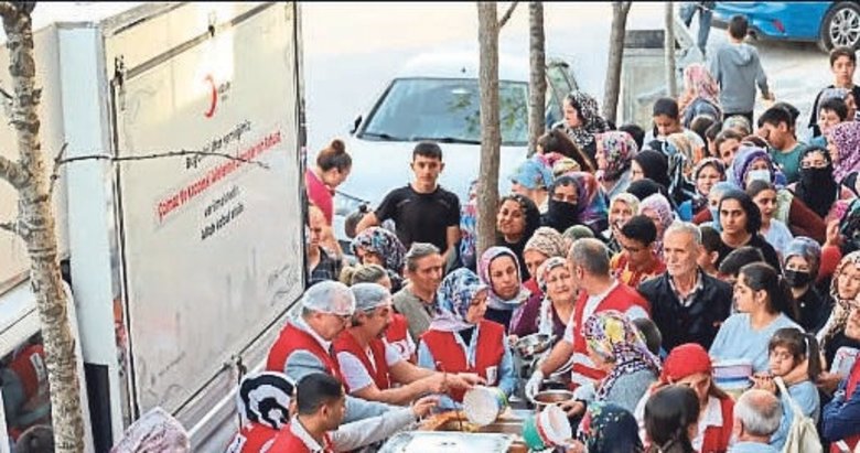 Türk Kızılay 200 kişiye sıcak yemek ulaştırıyor