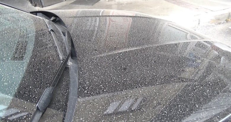 İzmir’de toz taşınımlı hava etkili oldu, araçlara çamur yağdı
