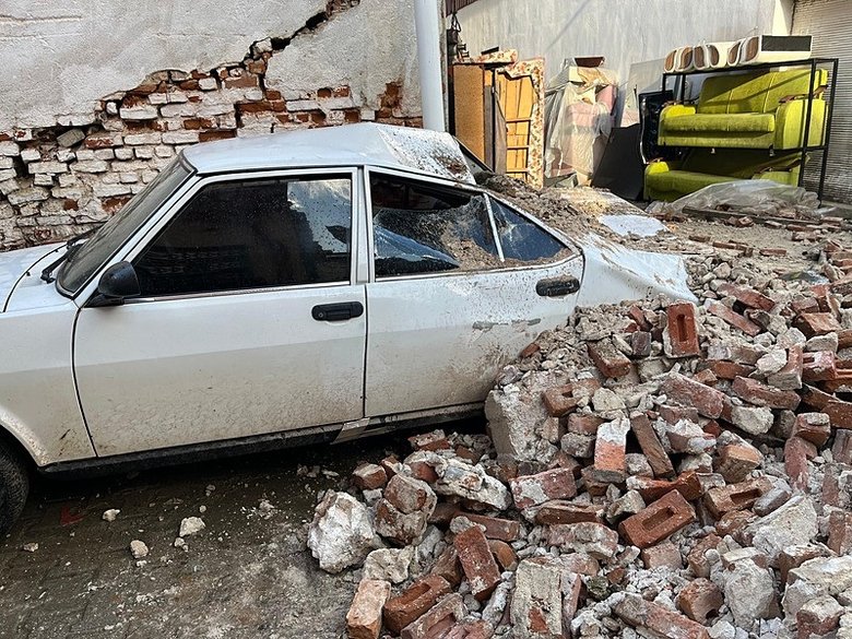 Manisa’da sağanak yağış metruk binayı devirdi