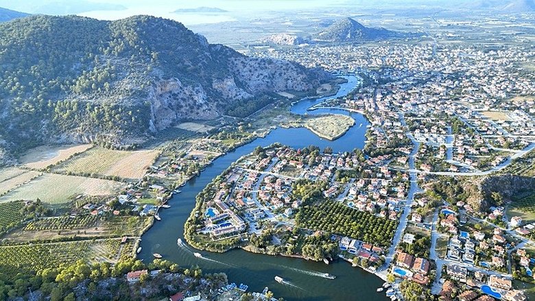 dunyada-nadir-goruluyor-mugladaki-dalyan-kanali-dronla-goruntulendi-1774167794515.jpeg